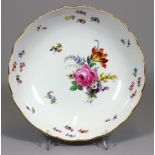 Runde Schale, Meissen,"Neuer Ausschnitt". Bunte Blumenbouquetmalerei mit Streublümchen und Insekten,