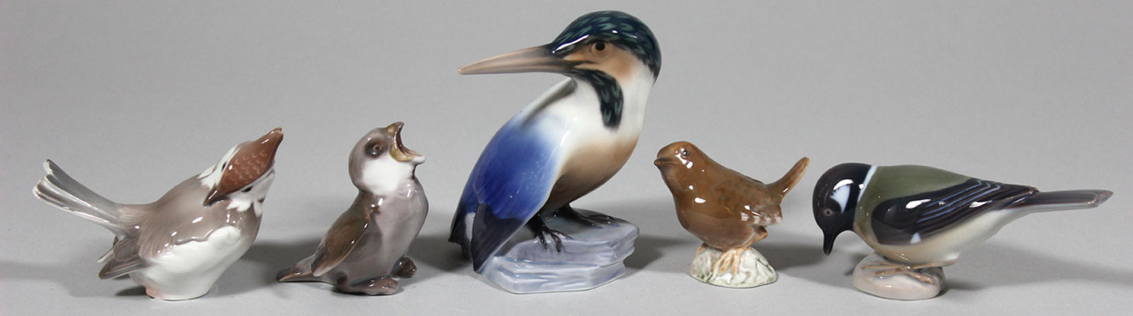 Fünf Vogelskulpturen, Bing & Gröndahl.Je mit bunter Unterglasurbemalung: Eisvogel, H. 11,5 cm;