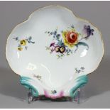 Schale in Muschelform, Meissen.Bunte Blumenbouquetmalerei. Rand teils grün bzw. purpurfarben