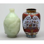 Chalzedon-Snuffbottle und Champlevé-Vase.a) Snuffbottle. Aus hellem, Jade ähnlichen Chalzedon.