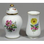 Teedose und Vase, Meissen.Kannelierte Balusterform bzw. leicht gebaucht mit kurzem, runden Stand.