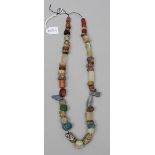 Antike Halskette.Verschieden geformte Perlen aus farbigem Glas, Karneol, Bandachat, u.a. Teils