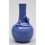 Vase.Porzellan mit hellblauer Glasur von einheitlicher Färbung. Kugeliger Korpus mit hohem,