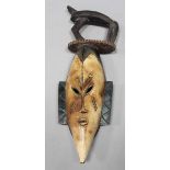 Tanzmaske, Senufo.Ovale, schmale Holzmaske. Schräg stehende, geschlitzte Augen, vorstehende Nase und