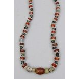 Antike Halskette.Unregelmäßige Perlen aus Achat, Karneol, Bergkristall, Serpentin, u.a.