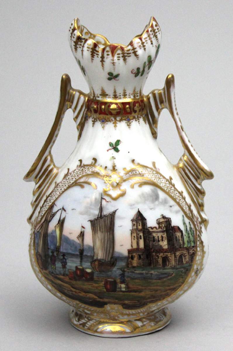 Ziervase, Dresden.Oval gebaucht mit eingezogenem Hals und gezacktem, schiffchenförmig - Image 2 of 2