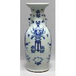 Bodenvase.Porzellan. Hohe Balusterform mit weiter Mündung. Blauweiße Bemalung über hell-