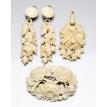 Kettenanhänger, Brosche und Paar Ohrclips.Elfenbein, geschnitzt. Jeweils in Form von blühenden