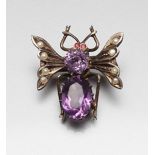 Brosche in Form einer Fliege.800/000 Silber, vergoldet. Amethyst- und Saatperlenbesatz. Um 1900.