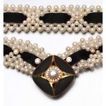 Perlenbandeau mit Schmuckschließe,aus 750/000 GG, mit schwarzem Email und mittig weißer