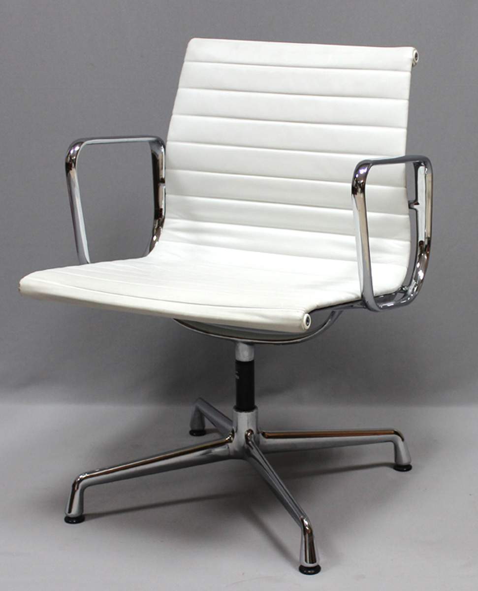 Eames, Charles und RayArmlehnstuhl "EA 108", 4-strahliger, verchromter Alufuß mit schwarzen