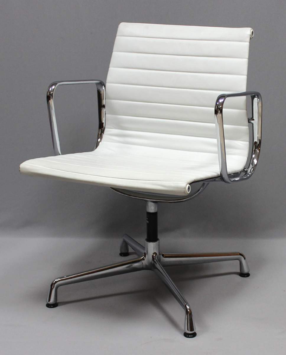 Eames, Charles und RayArmlehnstuhl "EA 108", 4-strahliger, verchromter Alufuß mit schwarzen