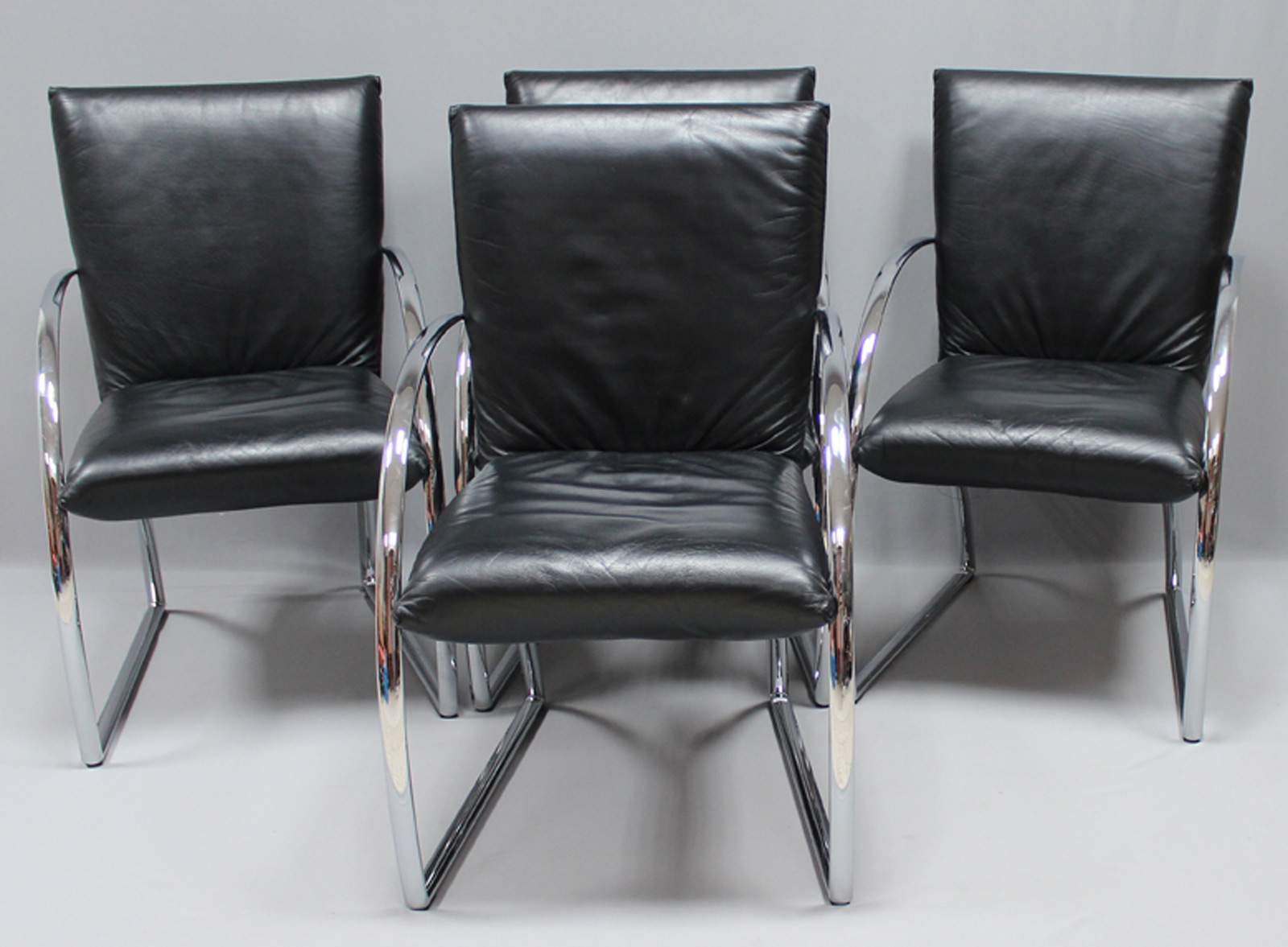 Vier Designer-Stühle, Rolf Benz.Gschwungenes Chromgestell. Rückenlehne und Sitzpolster mit schwarzem