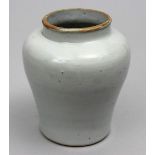 Vase.Porzellan. Sich nach oben erweiternde Form, über niedriger Schulter kurzer Halsring und weite