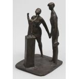 Welzel, Manfred (geb. 1926 Berlin)Vor Skulptur stehendes Paar: "Kunstbetrachtung". Bronze mit