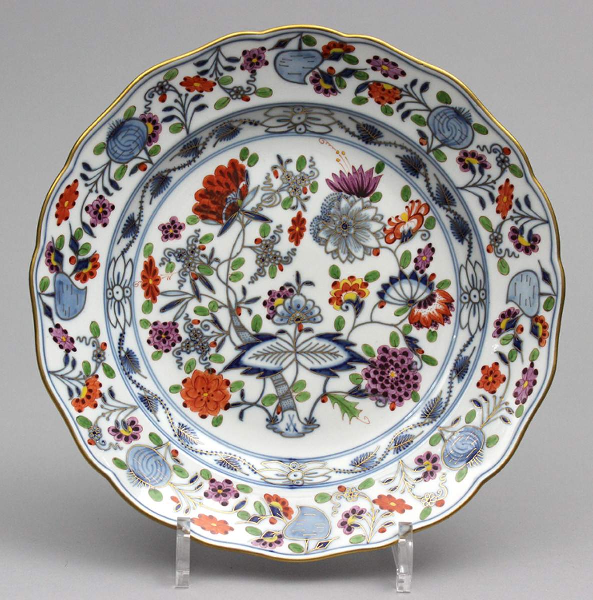 Teller, Meissen,"Neuer Ausschnitt". Blaues Zwiebelmuster, polychrom und gold staffiert, Goldrand.