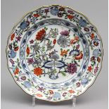 Teller, Meissen,"Neuer Ausschnitt". Blaues Zwiebelmuster, polychrom und gold staffiert, Goldrand.