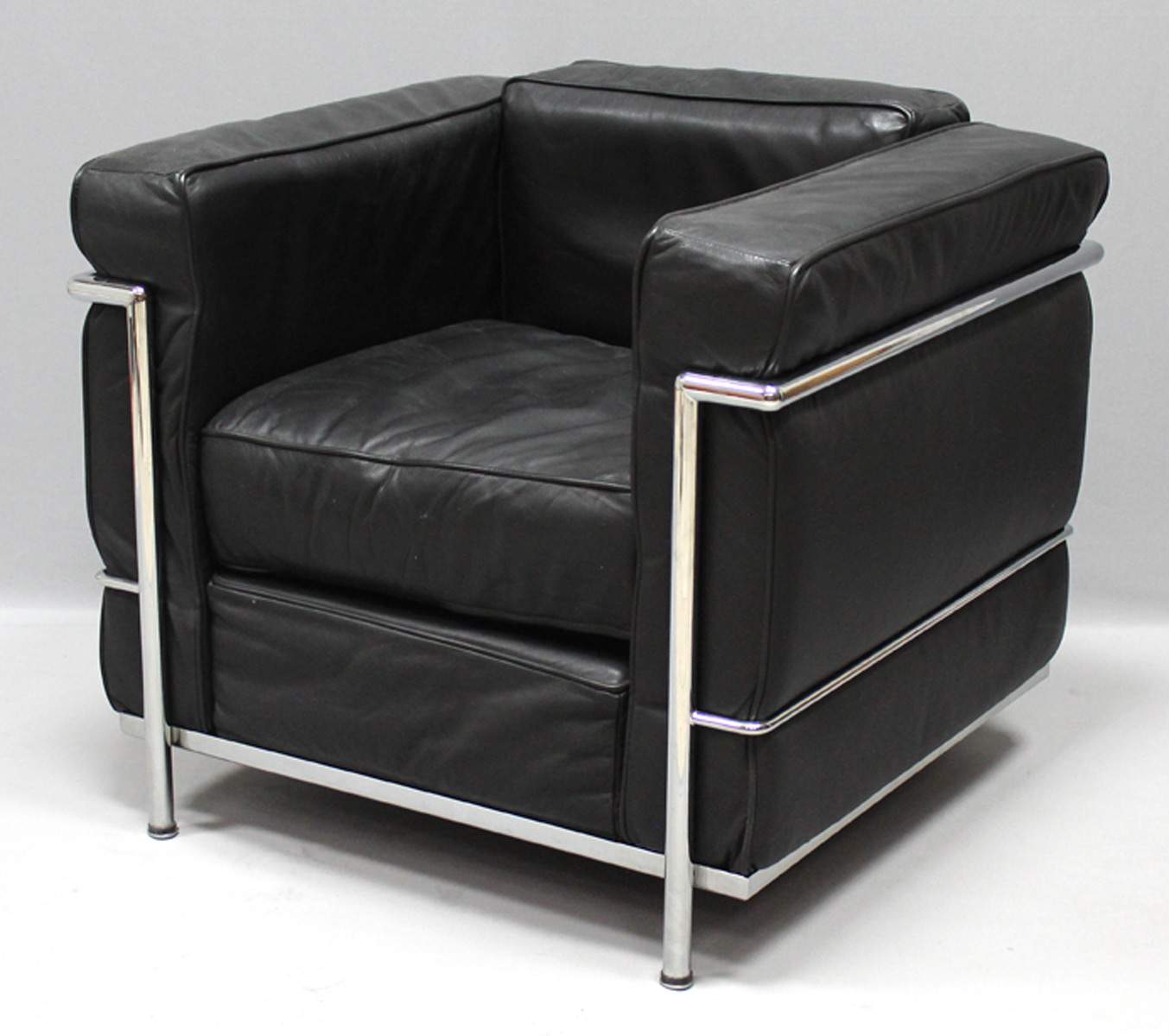 Le Corbusier (1887-1965)Lounge-Sessel Grand Confort, Model No. "LC2". Verchromtes Stahlrohrgestell