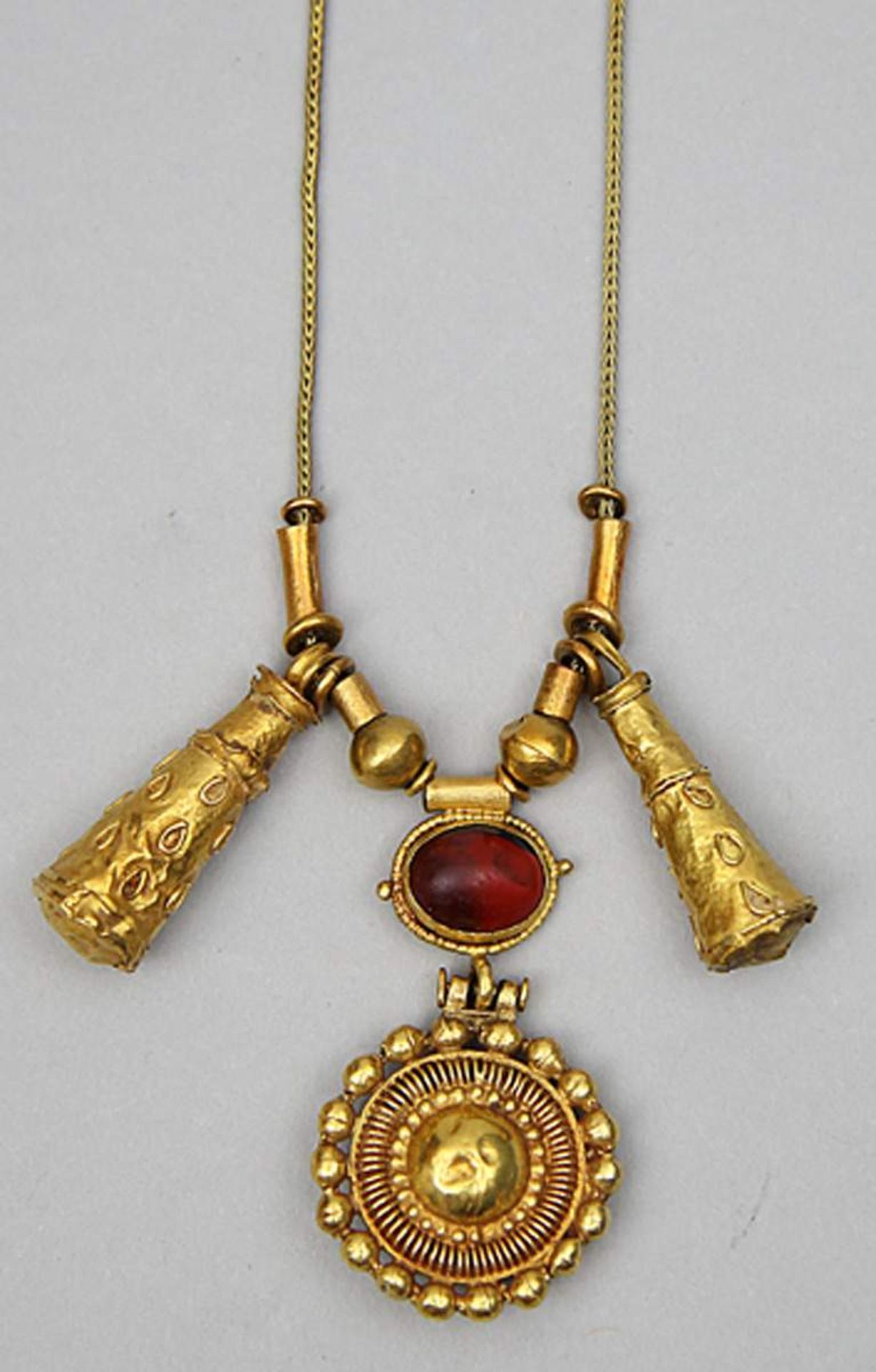 Goldcollier mit antiken Goldanhängern.Modernes Schlangen-Collier mit Hakenschließe 18 kt. GG,