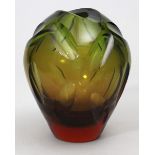 Vase.Grün bis braun verlaufendes, dickwandiges Kristall. Eiförmige Laibung mit tiefem Kerbschliff.