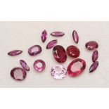 16 ungefasste Rubine und Rubellite, zus. ca. 10,15 ct.Verschiedene Farbtöne und Schliffarten.