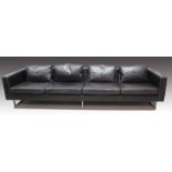 Designer Lounge-Sofa.Viersitzer. Chromkufengestell, Polsterung mit schwarzem Leder. Alters- und