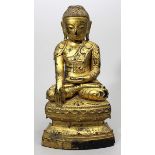 Buddha Shakyamuni.Holz, geschnitzt und über Schwarzlack vergoldet. Im Meditationssitz auf einem