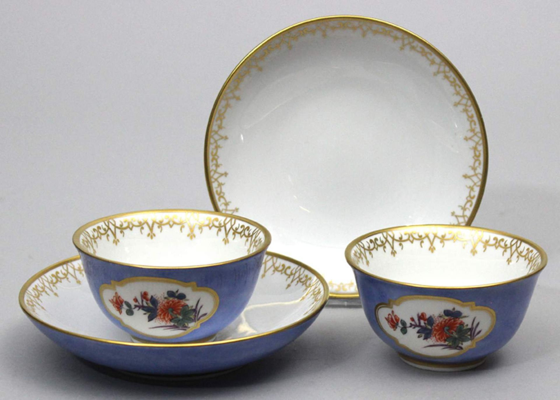 Paar Koppchen mit Unterschalen, Meissen.Außenseiten mit himmelblauem, gewölkten Fond, Koppchen