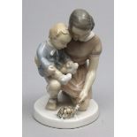 Skulpturengruppe, Bing & Gröndahl.Mutter mit Kleinkind, eine Schildkröte betrachtend. Polychrome
