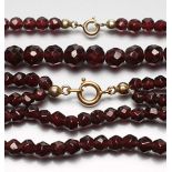 Zwei Granatketten.Facettierte Perlen. 1x zweireihig, Perlen-D. ca. 5 mm, L. 62 cm; 1x einreihig,