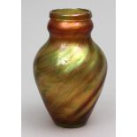 Vase, Louis Comfort Tiffany.Grün und orange lüstrierendes Glas, so genanntes "Favrile Glass".