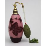 Jugendstil-Parfumzerstäuber, Lötz.Farbloses, matt geätztes Glas, Innenwandung teils violett,