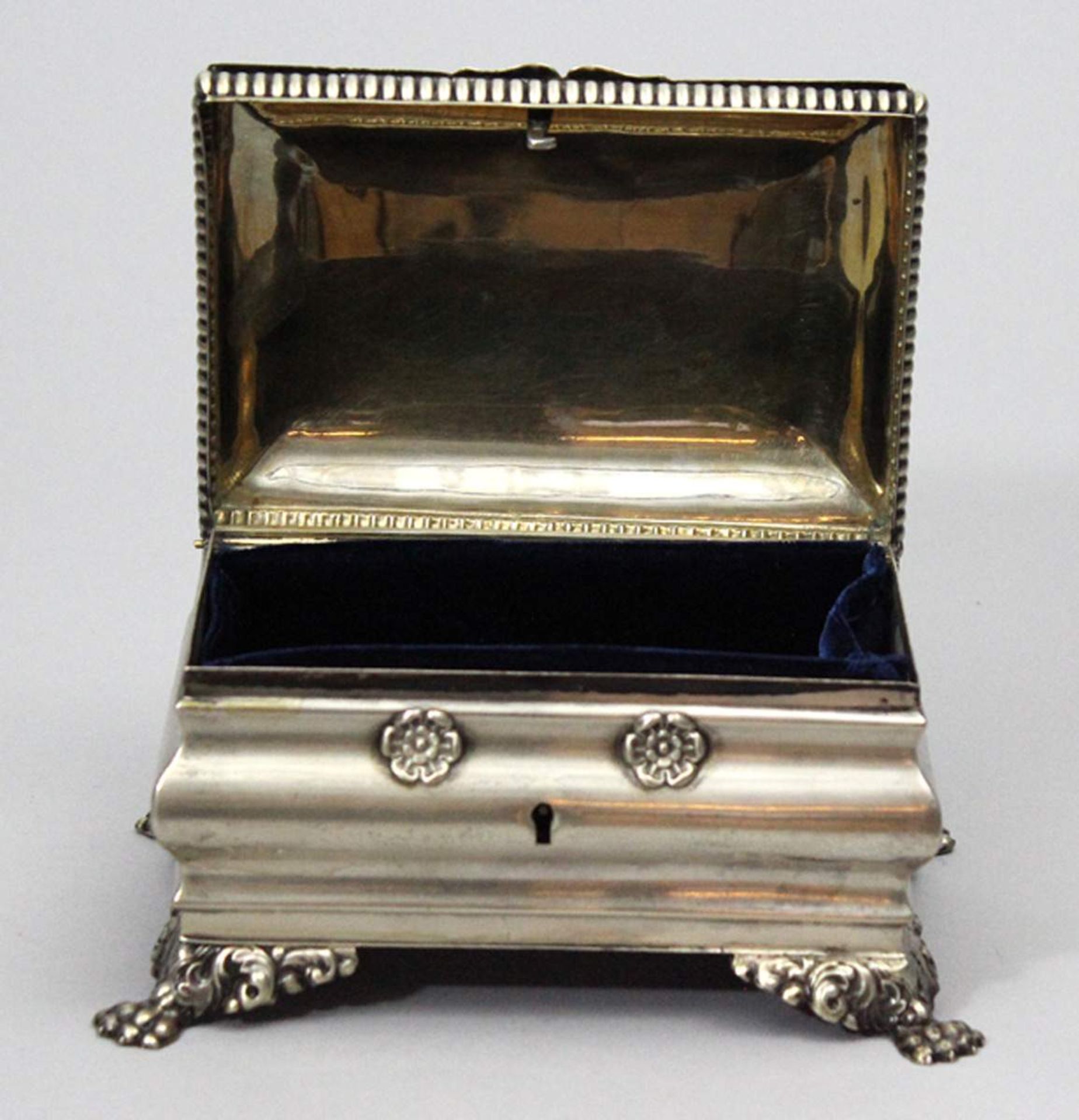Biedermeier-Zuckerdose.12 Lot Silber, 514 g. Rechteckform, gebauchter Korpus mit - Bild 2 aus 2