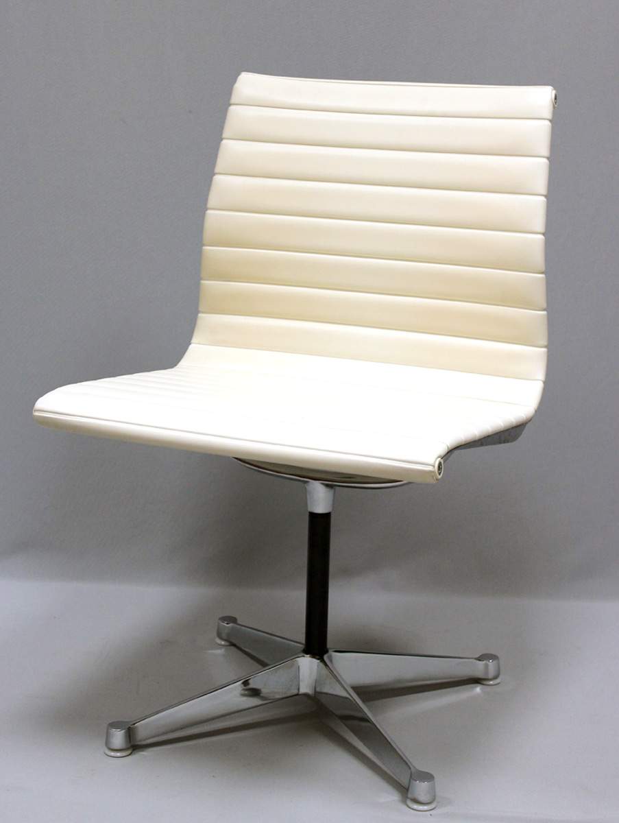 Eames, Charles & RayStuhl "EA 105". Vierstrahliger, verchromter Alufuß mit weißen Gleitern. Drehbare