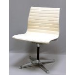 Eames, Charles & RayStuhl "EA 105". Vierstrahliger, verchromter Alufuß mit weißen Gleitern. Drehbare