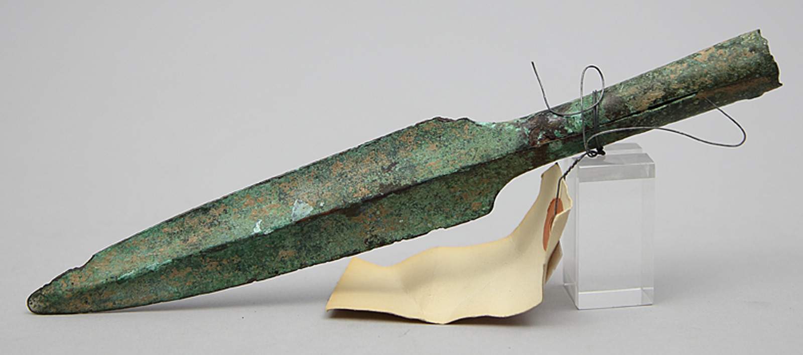 Speerspitze.Bronze mit grüner Patina. Lange, gekehlte Klinge. Korrosionsspuren, Best. Fundort und