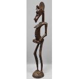 Große Mutterfigur, Senufo.Mittelbraunes Holz. Stark abstrahierend geschnitzte, schlanke Figur mit