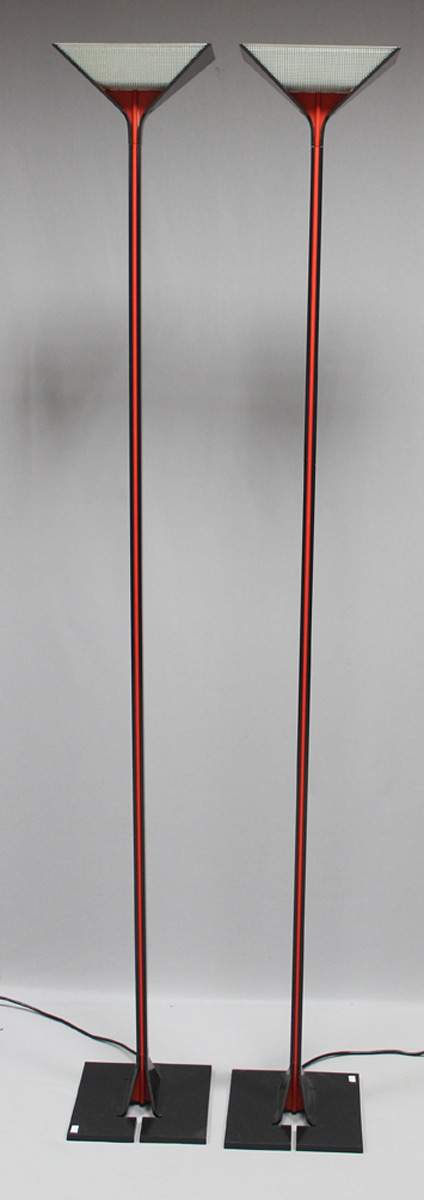Scarpa, TobiaPaar Stehlampen Modell "Papillona". Metall, schwarz-rot. Alters- und Gebrauchsspuren.