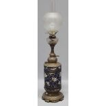 Viktorianische Petroleumleuchte.Farbiger Porzellanbaluster mit Messingmontage. Um 1870.  H. 90 cm.
