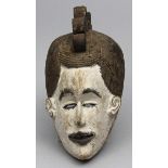 Gelede-Maske, Yoruba.Leichtes Holz und Farben. Das Gesicht mit weißen Kaolinpigmenten bemalt,