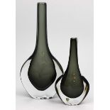 Landberg, Nils (1907-1991)Zwei Vasen. Farbloses Kristall mit rauchfarbenem Innenüberfang.
