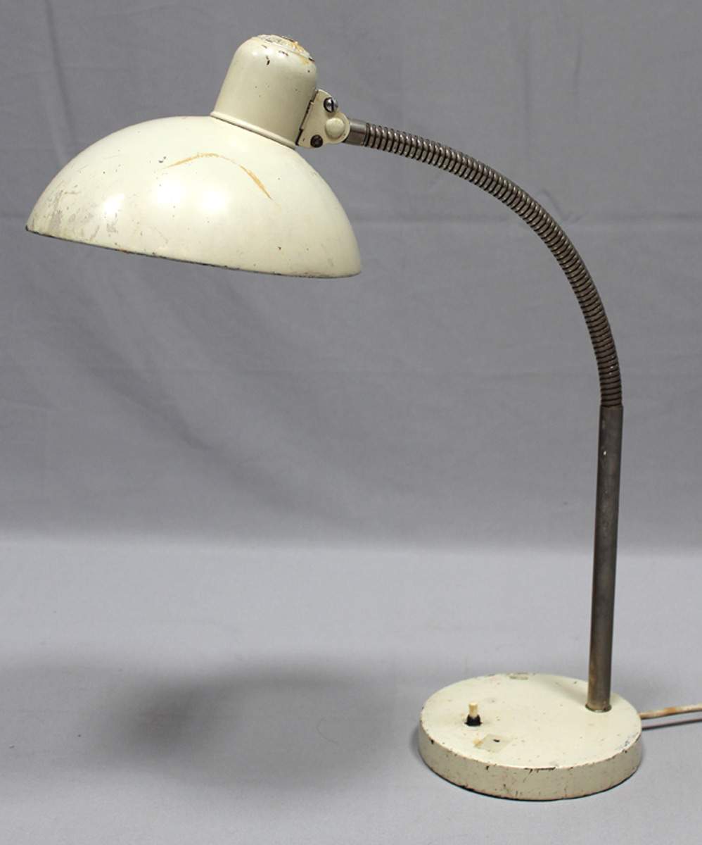 Bauhaus-Schreibtischlampe, Kaiser & Co. Beige gelacktes Metall. Stärkere Alters- und