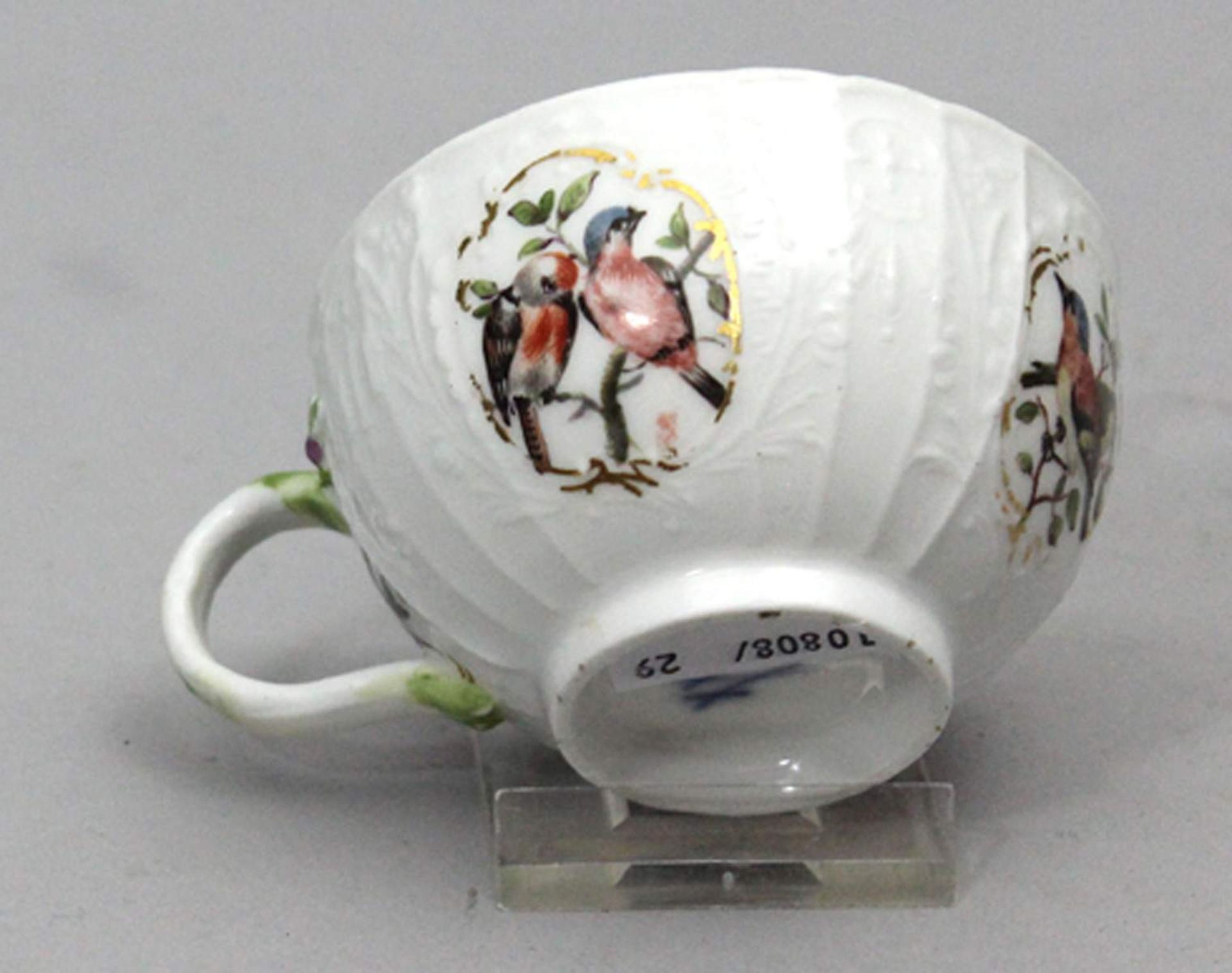 Tasse, Meissen.Halbkugelig mit Asthenkel und reichem Reliefdekor. In vier umlaufenden Reserven - Bild 2 aus 2