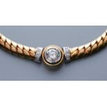 Brillantcollier.750/000 GG und WG, brutto 57,4 g. Breites, poliertes Schlangenhalsband, mittig mit