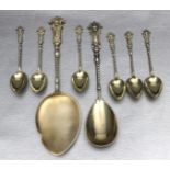Heber, Vorlege- und sechs Mokkalöffel.800/000 Silber, teils vergoldet, 147 g. Gewundene Griffe,