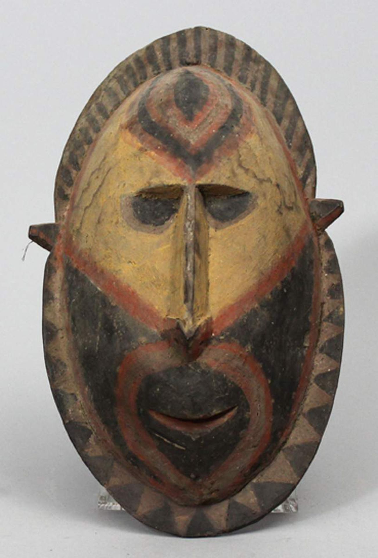 Ahnen-Maske, Abelam.Holz, schwarze, gelbe und rote Farbe. Ovales Gesicht mit keilförmigem Nasenrist,
