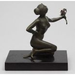 Unbekannter Künstler (20er Jahre)Kniender Mädchenakt mit Blumenstrauß. Bronze mit grün-brauner