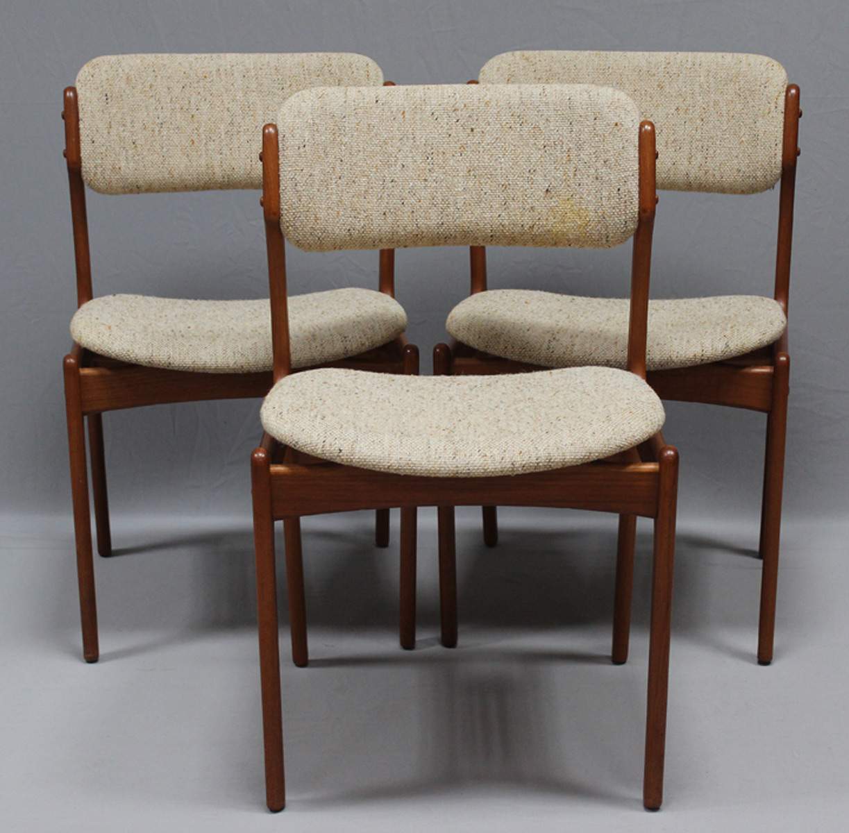 Buch, Erik (1923-1972)Drei Stühle. Teakholz oder Palisandergestell. Sitzschale und Rücken