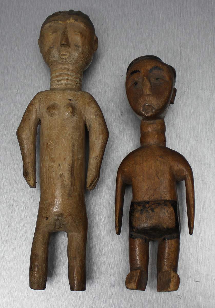 Zwei Figuren, Ewe.Aus hellem Holz geschnitzte, stehende weibliche bzw. männliche Figur, teils mit