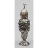 Zuckerstreuer im Barockstil.800/000 Silber, 156 g. Balusterform mit reichem Reliefdekor in Form